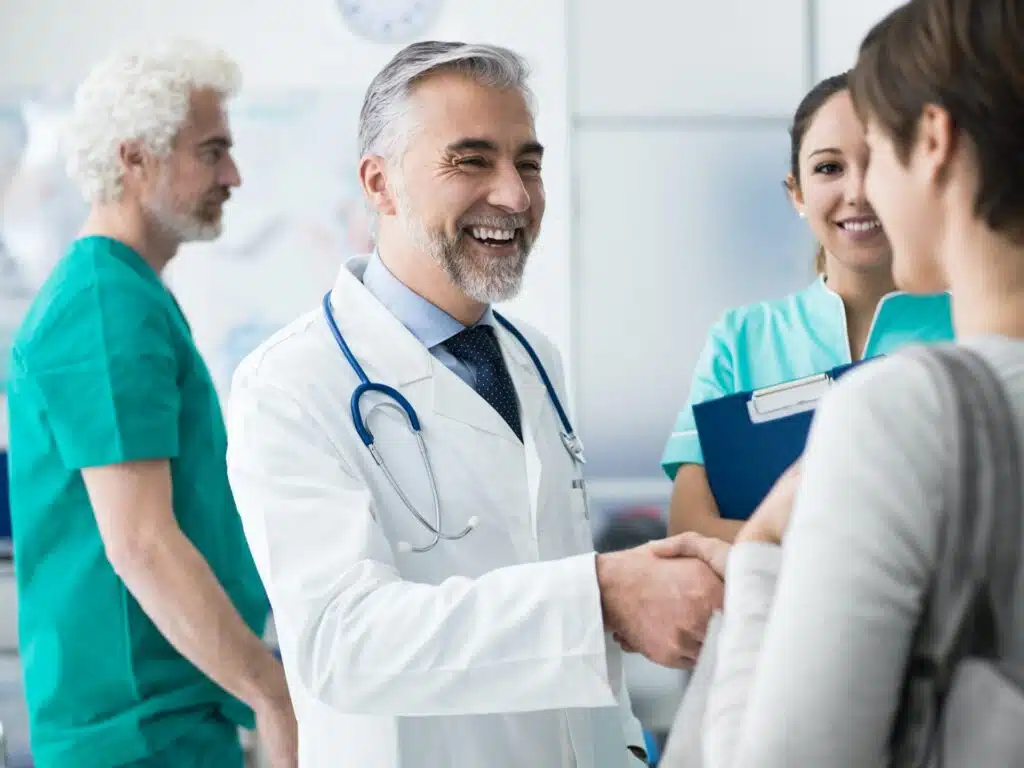 Beranda 4 confident doctor shaking patient s hand e1623252367541